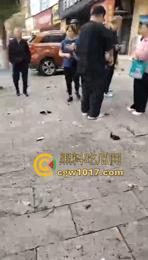 岳阳湘阴发生严重车祸!倒霉起来喝水都能塞牙,站马路边都能被车撞飞,像个人体保龄球一样撞了出去!-6