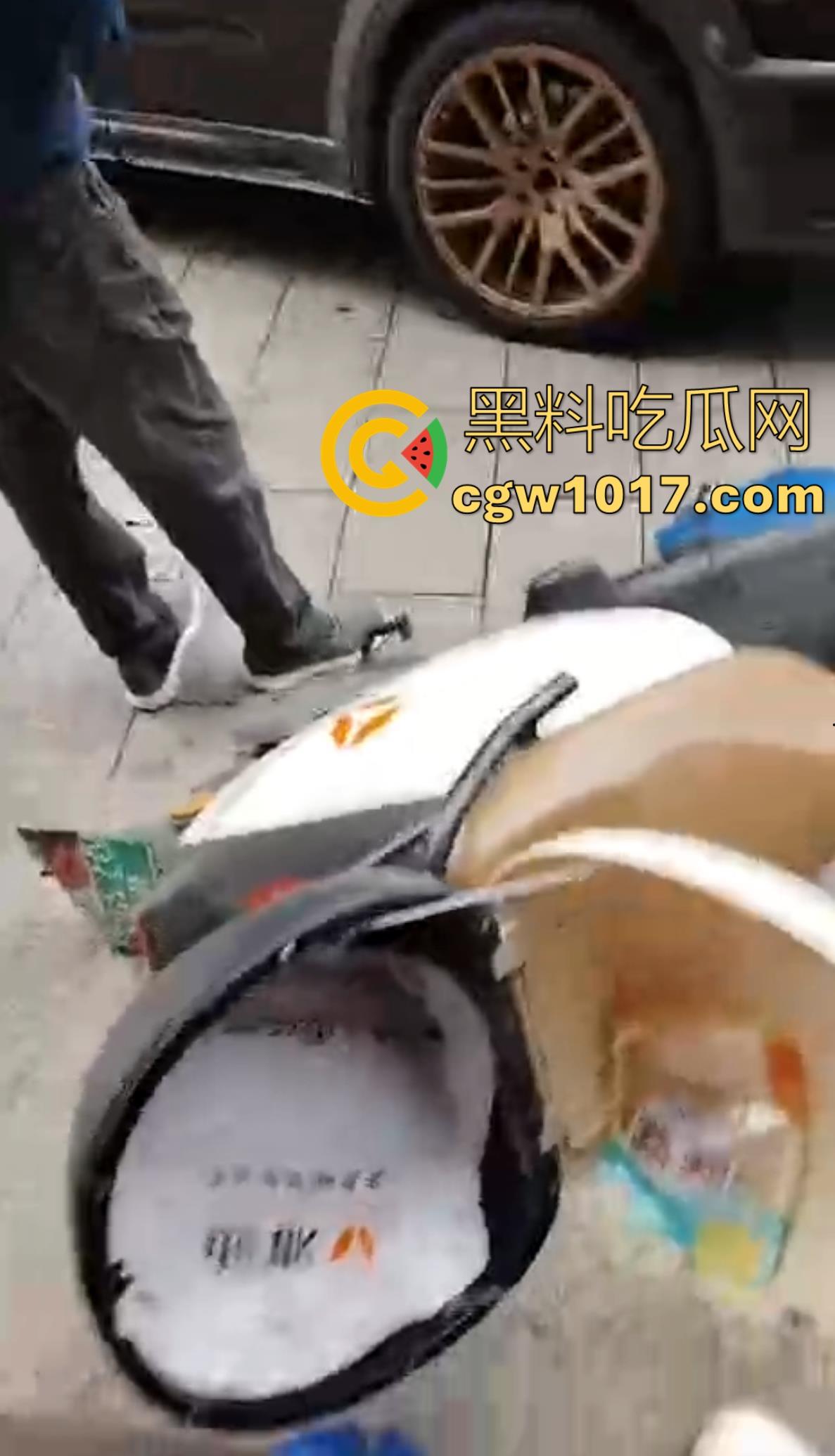 岳阳湘阴发生严重车祸!倒霉起来喝水都能塞牙,站马路边都能被车撞飞,像个人体保龄球一样撞了出去!-7