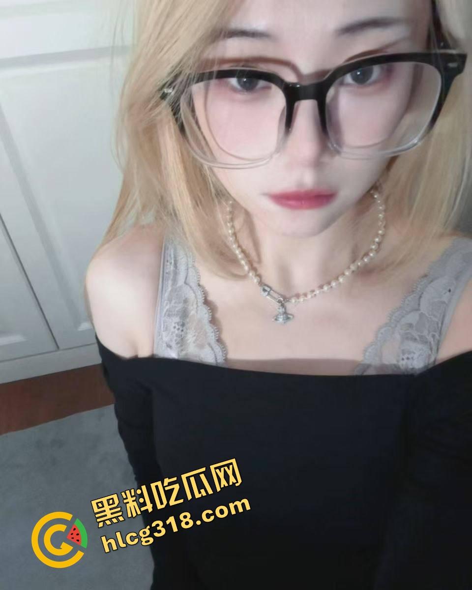 就好这口,逼水被打出来的母狗最带感,不叫不哭只会喷水,抽一鞭就高潮,SM玩成了喷泉表演!-1