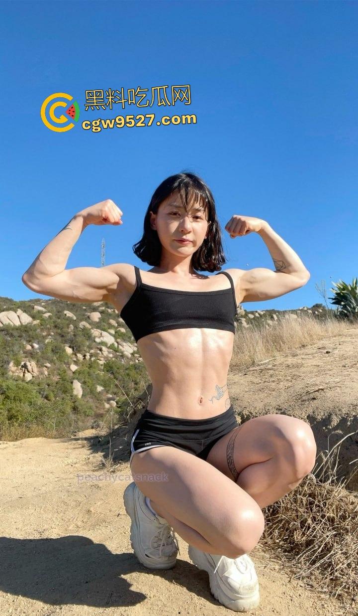 OnlyFans健身博主【Peachycatsnack】户外裸露秀逼！巨豆逼练有氧，回到家就震动棒突突按摩放松！-1