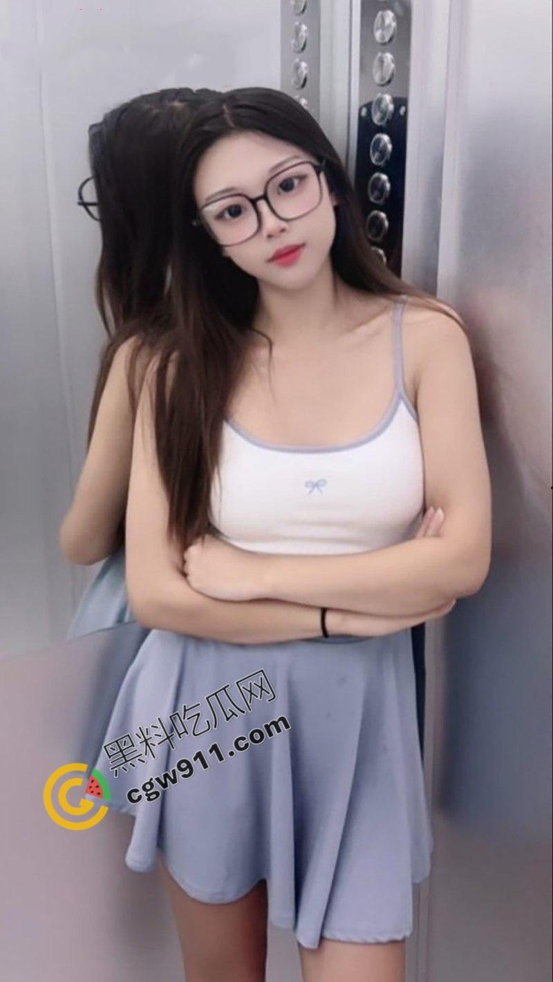 抖音网红【柠檬】的性爱视频流出！骚穴狂迎猛棒，前男友和兄弟疯狂3P，性感火辣身材，让你喷鼻血-5