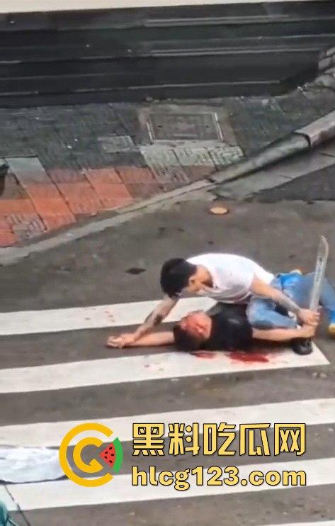 斑马线上的魔幻对决,一男子开山刀上阵,结果却牵手离场?-3