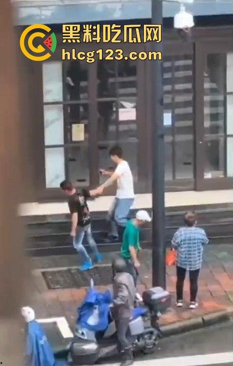 斑马线上的魔幻对决,一男子开山刀上阵,结果却牵手离场?-7