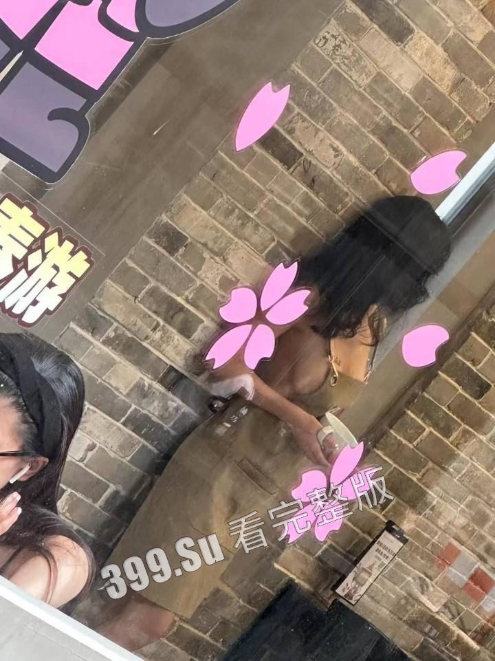 网友爆料方块咖啡门店进行色情营销  服务员穿着暴露装  方块咖啡官网回应 是露出模特不听劝，进店拍摄擦边露奶照，已报警-4