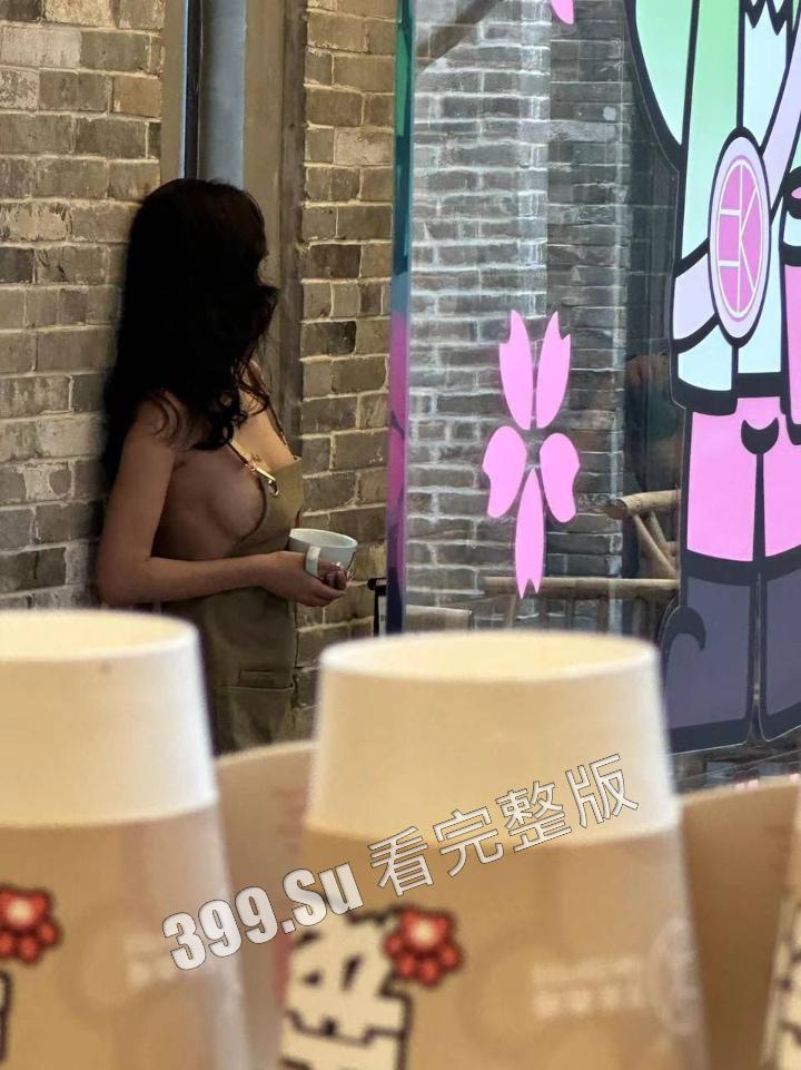 网友爆料方块咖啡门店进行色情营销  服务员穿着暴露装  方块咖啡官网回应 是露出模特不听劝，进店拍摄擦边露奶照，已报警-6
