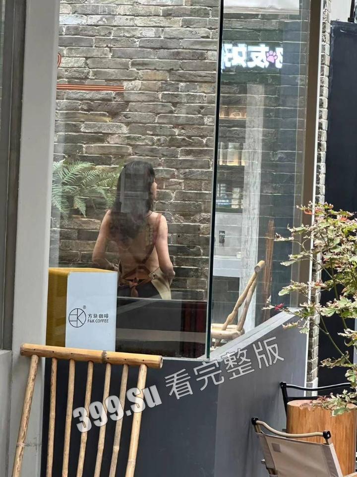 网友爆料方块咖啡门店进行色情营销  服务员穿着暴露装  方块咖啡官网回应 是露出模特不听劝，进店拍摄擦边露奶照，已报警-7