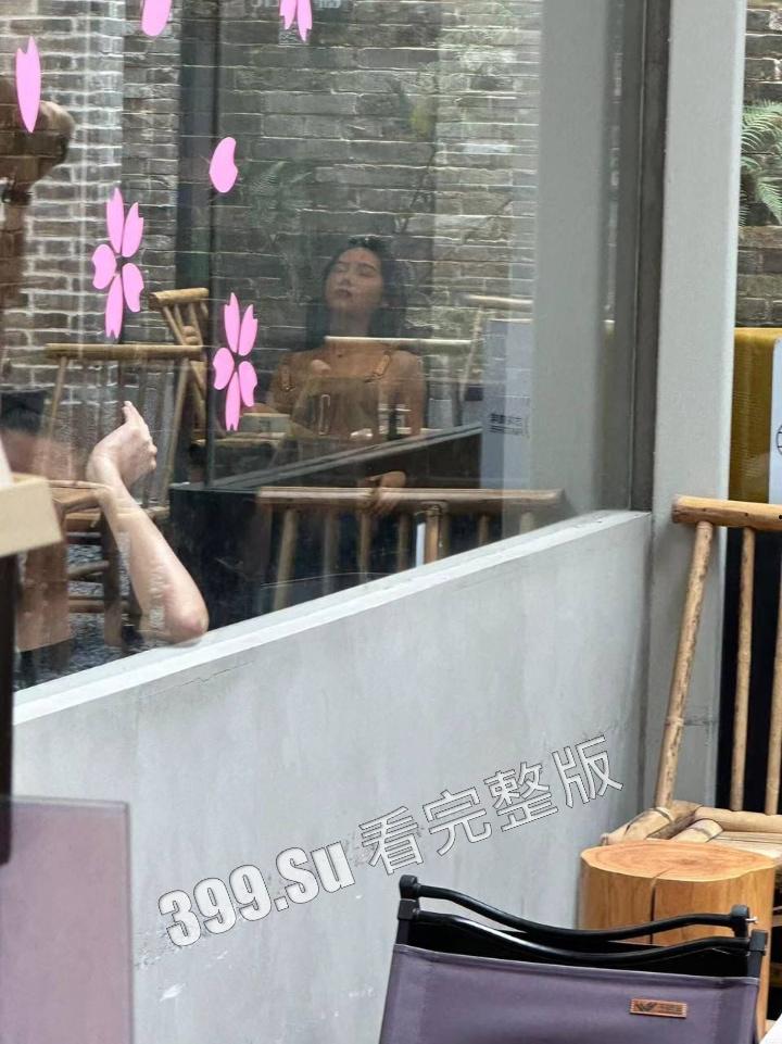 网友爆料方块咖啡门店进行色情营销  服务员穿着暴露装  方块咖啡官网回应 是露出模特不听劝，进店拍摄擦边露奶照，已报警-11