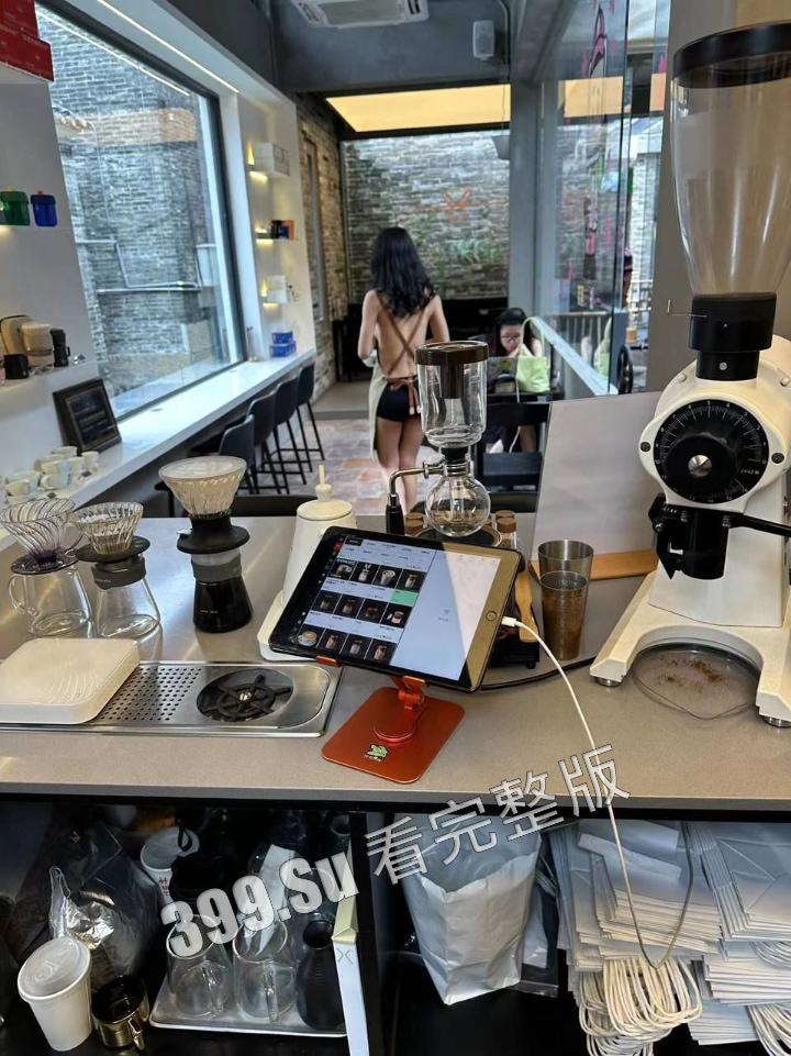 网友爆料方块咖啡门店进行色情营销  服务员穿着暴露装  方块咖啡官网回应 是露出模特不听劝，进店拍摄擦边露奶照，已报警-12