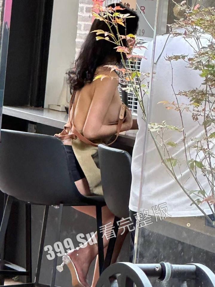 网友爆料方块咖啡门店进行色情营销  服务员穿着暴露装  方块咖啡官网回应 是露出模特不听劝，进店拍摄擦边露奶照，已报警-13