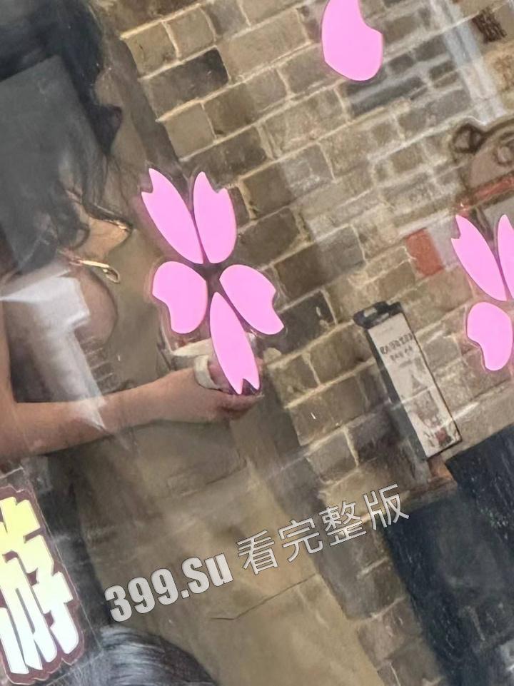 网友爆料方块咖啡门店进行色情营销  服务员穿着暴露装  方块咖啡官网回应 是露出模特不听劝，进店拍摄擦边露奶照，已报警-15