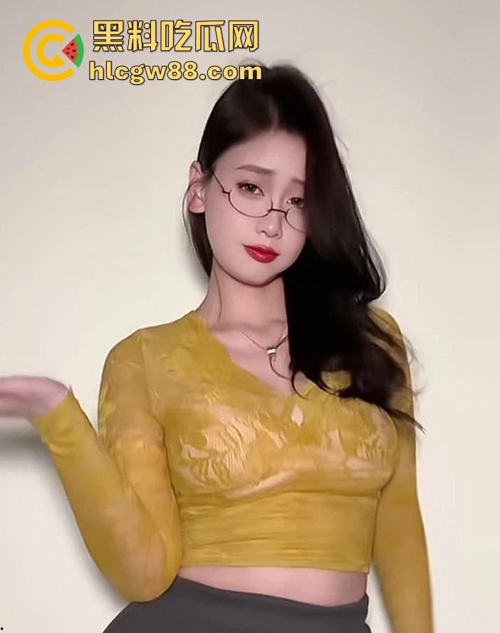 抖音极品性感网红【pop】细腰丰臀巨乳 清纯韵味满足 趴在床上为大哥口交骑乘！-2