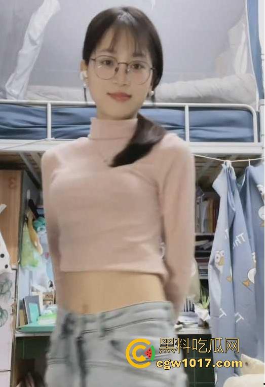 广州大学眼镜反差班长【林美艺】无法想象这么清纯的脸庞竟是母狗魅魔,专属母狗纹身,无套猛插真诱人!-1