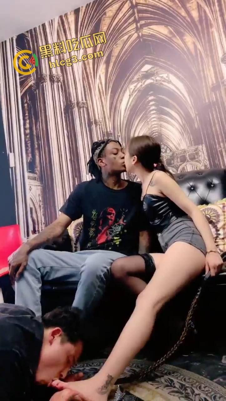 推特真实绿帽淫妻『一名低调的小绿帽』媚黑贱货 调教绿奴舔脚吐口水 不把当人看-3