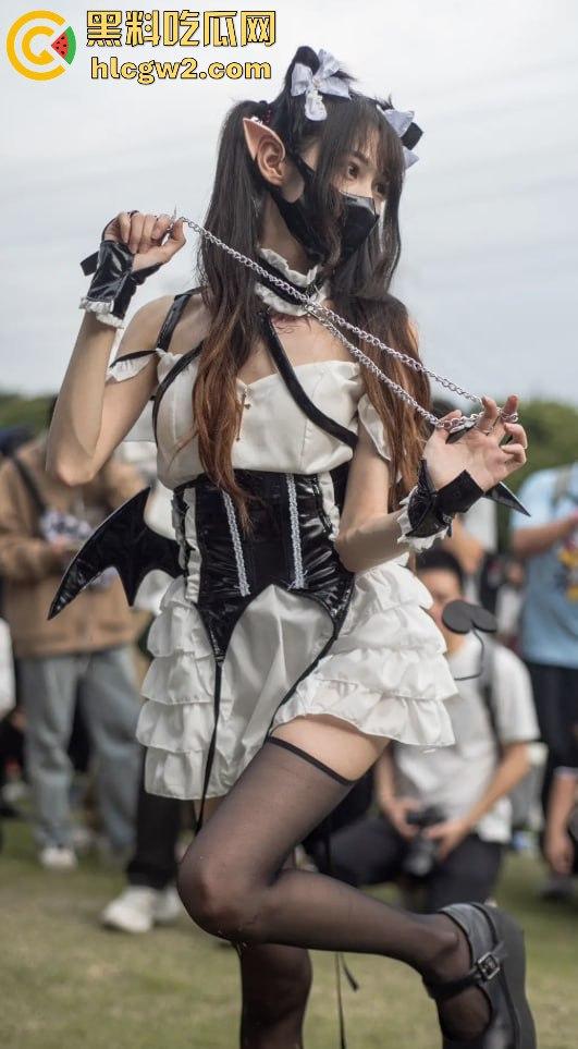 广州萤火虫漫展惊现真空上阵 一Coser不穿内裤现身,引摄影师蜂拥狂拍,正面视频曝光!-5