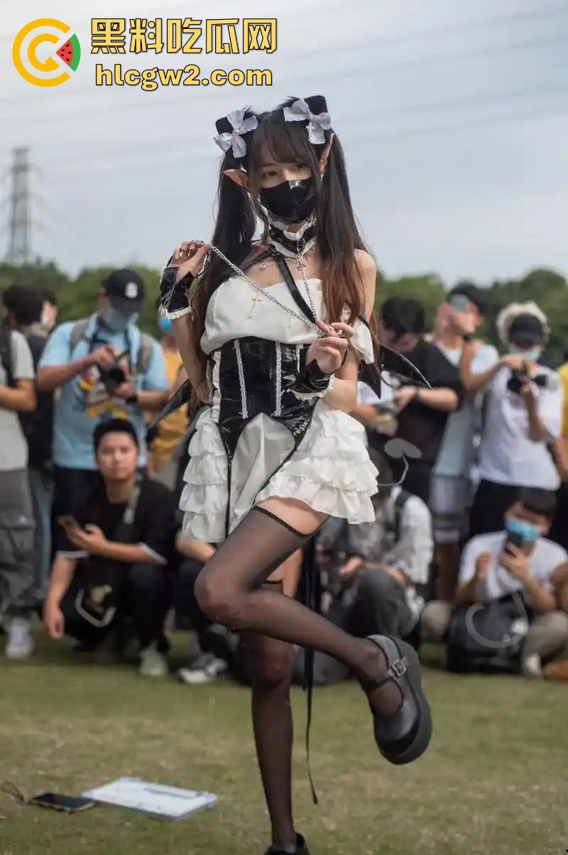 广州萤火虫漫展惊现真空上阵 一Coser不穿内裤现身,引摄影师蜂拥狂拍,正面视频曝光!-8