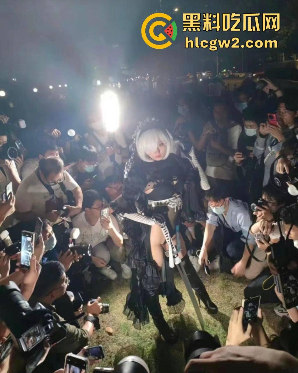 广州萤火虫漫展惊现真空上阵 一Coser不穿内裤现身,引摄影师蜂拥狂拍,正面视频曝光!-9