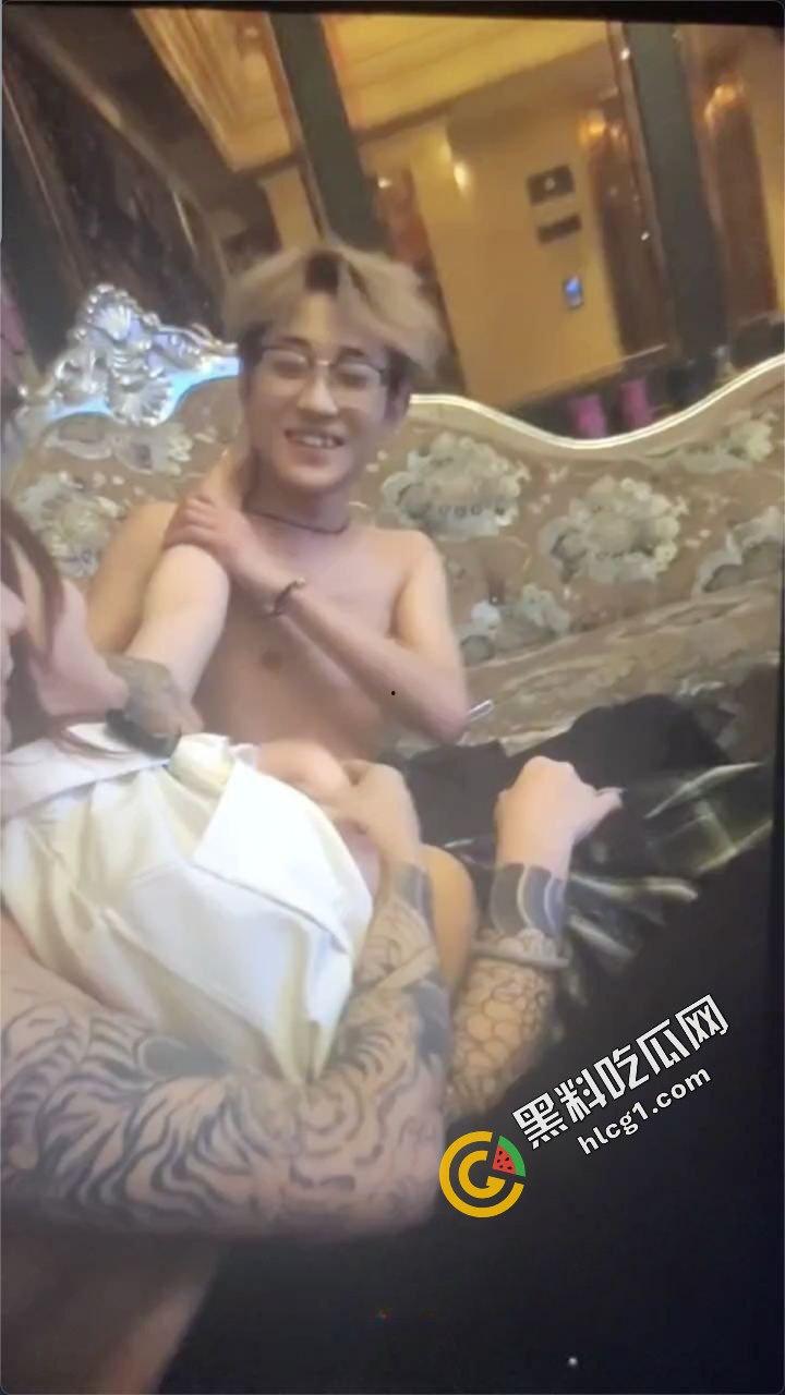 兰州又一大瓜 KTV话筒姐 被黄毛富二代用话筒猛烈插逼 视频流出-3