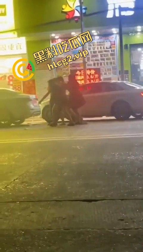 小伙抢包失败反被女子姐妹团一顿暴揍，这群女的真是够猛！-5