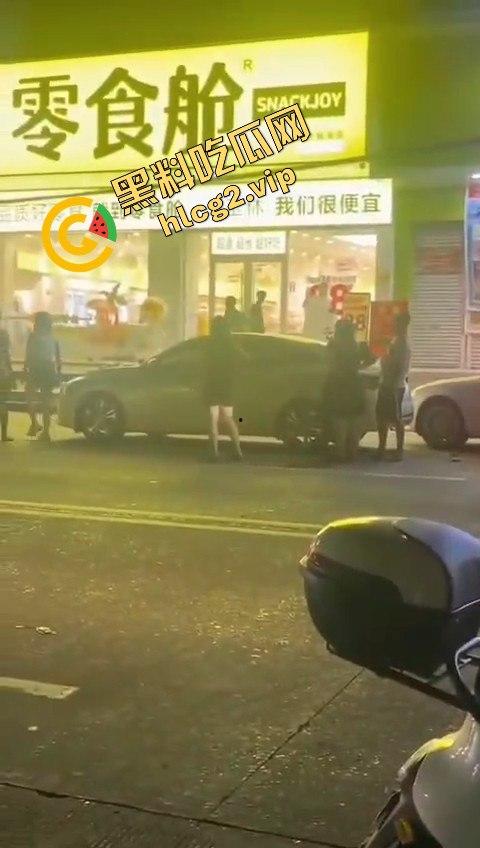 小伙抢包失败反被女子姐妹团一顿暴揍，这群女的真是够猛！-10