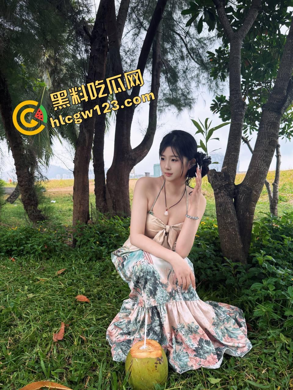 玩的真的花,当自己是花埋土里让人轮流浇尿喝尿,还认真说要快快长大哦,人形母狗癖癫到极致!-4