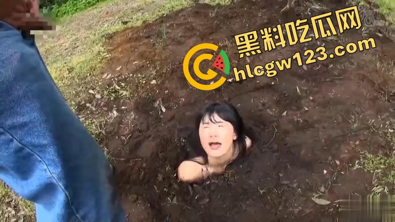 玩的真的花,当自己是花埋土里让人轮流浇尿喝尿,还认真说要快快长大哦,人形母狗癖癫到极致!-6