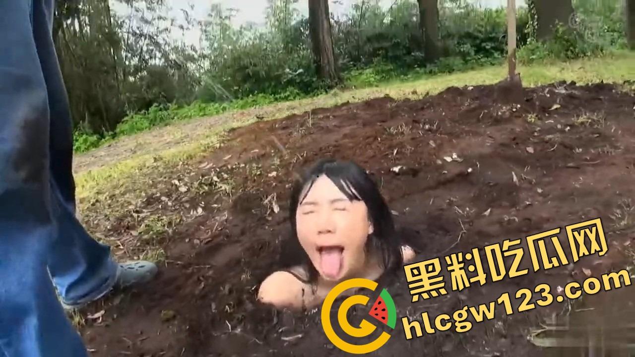 玩的真的花,当自己是花埋土里让人轮流浇尿喝尿,还认真说要快快长大哦,人形母狗癖癫到极致!-13