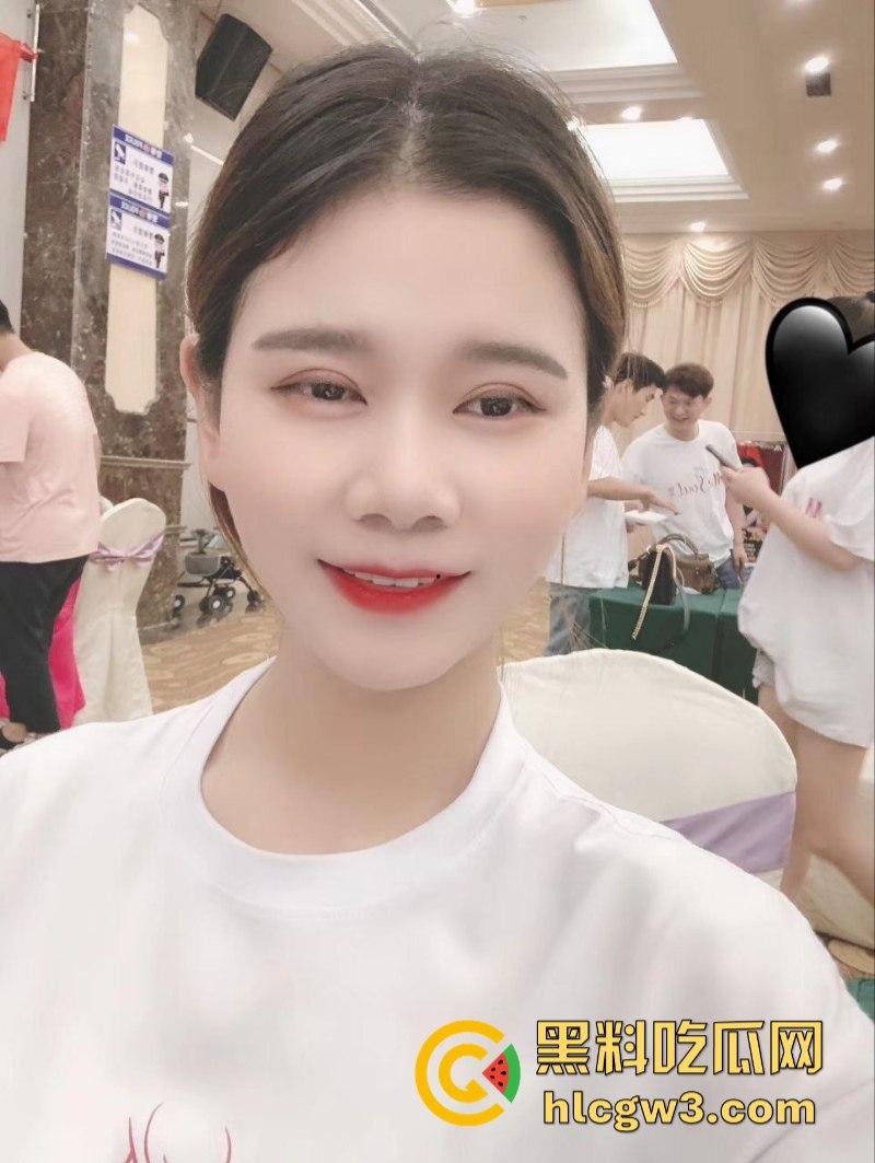 湖北淫荡人妻【肖晓雪】黄网兼职卖肉被扒 在线公开摸奶揉穴直播吃鸡 表情淫荡反差惊人-6