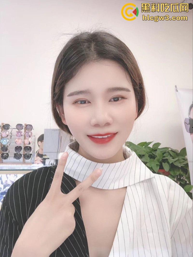 湖北淫荡人妻【肖晓雪】黄网兼职卖肉被扒 在线公开摸奶揉穴直播吃鸡 表情淫荡反差惊人-9