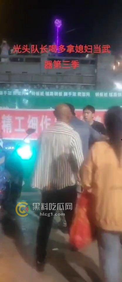 佳木斯江边保安醉酒闹事,欺负小孩还拿媳妇当挡箭牌,路人都在骂他娘!-3