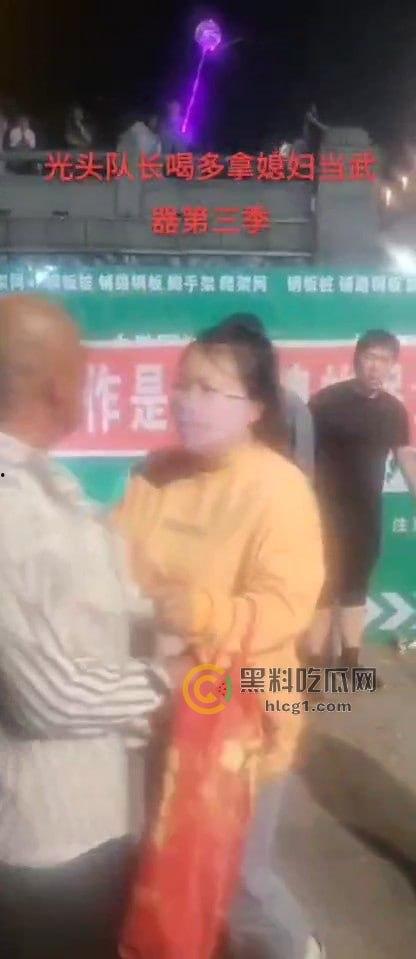 佳木斯江边保安醉酒闹事,欺负小孩还拿媳妇当挡箭牌,路人都在骂他娘!-4