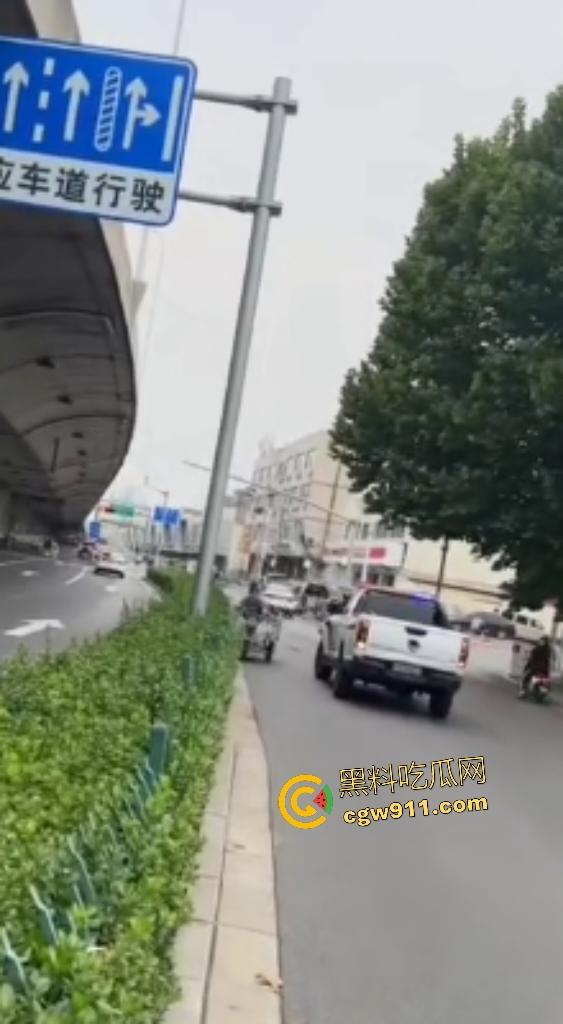 石家庄现实版侠盗飞车！欲跳桥自杀男子反转抢警车狂飙撞飞路人，警方围堵抓捕直接撞烂警车！-2