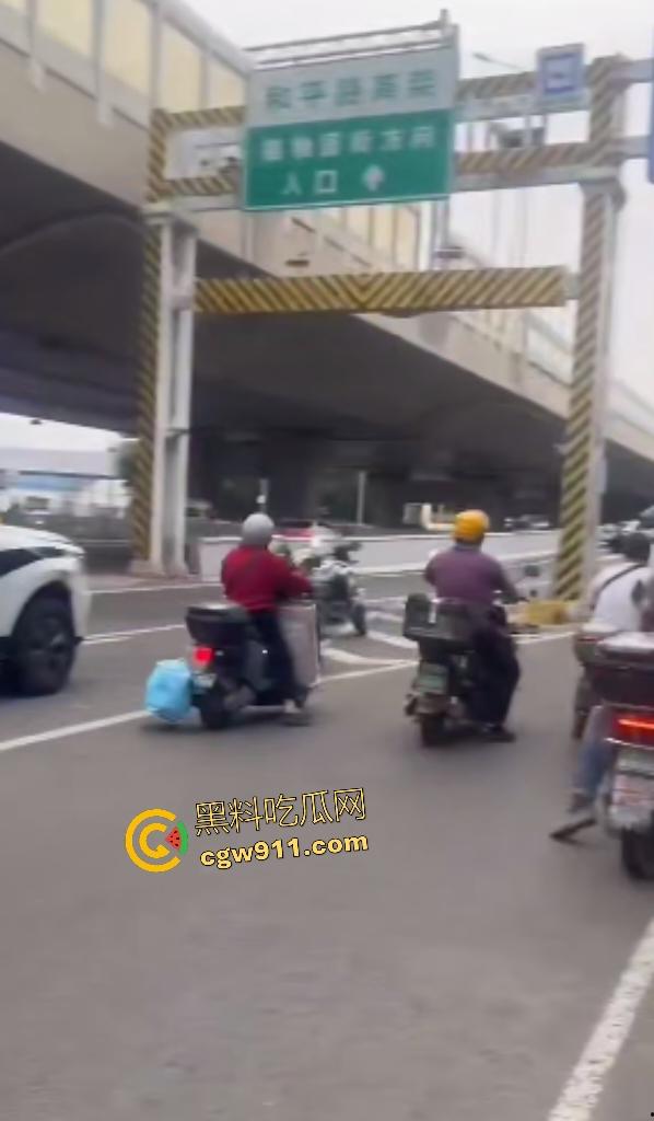 石家庄现实版侠盗飞车！欲跳桥自杀男子反转抢警车狂飙撞飞路人，警方围堵抓捕直接撞烂警车！-4