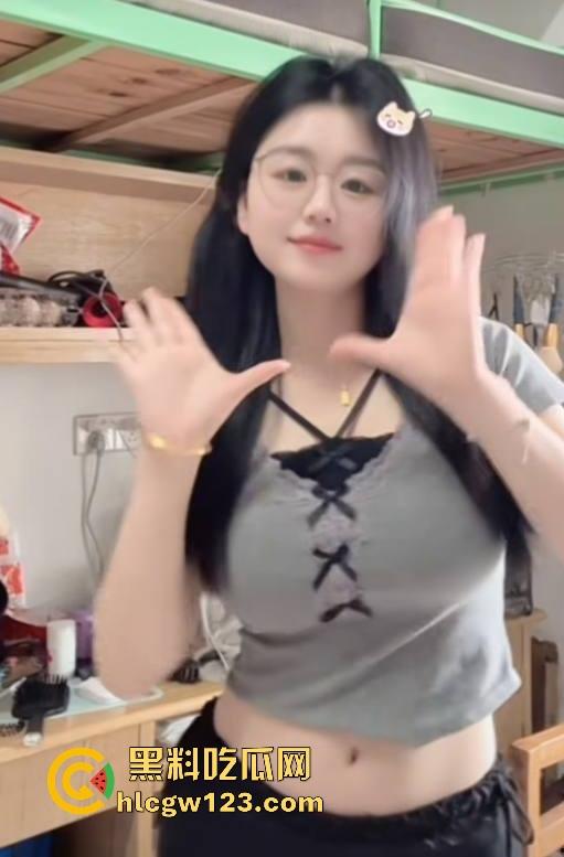 抖音极品网红【小肉怡】被渣男曝光性爱视频 微胖巨乳 眼镜反差 黑穴性瘾母狗主动上位骑乘 诱惑十足!-2