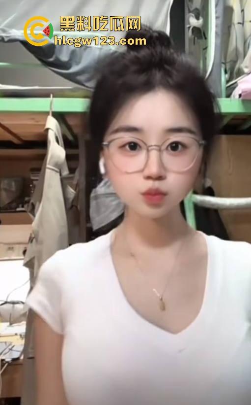 抖音极品网红【小肉怡】被渣男曝光性爱视频 微胖巨乳 眼镜反差 黑穴性瘾母狗主动上位骑乘 诱惑十足!-6