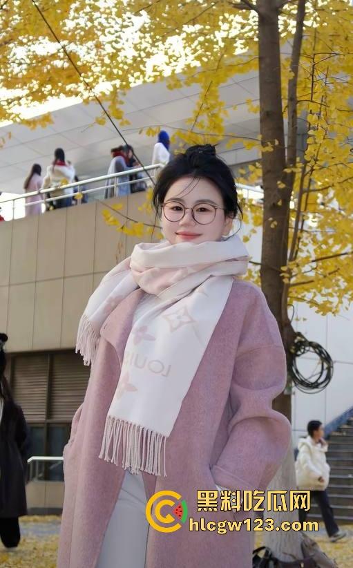 抖音极品网红【小肉怡】被渣男曝光性爱视频 微胖巨乳 眼镜反差 黑穴性瘾母狗主动上位骑乘 诱惑十足!-10