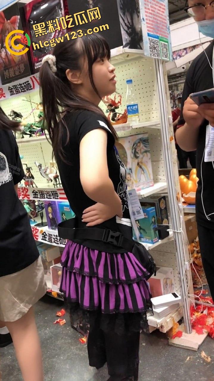 漫展三天最大骚货出现了,coser【林晚晚】兼职萝莉一身黑丝网袜,裙底真空走全场!-6