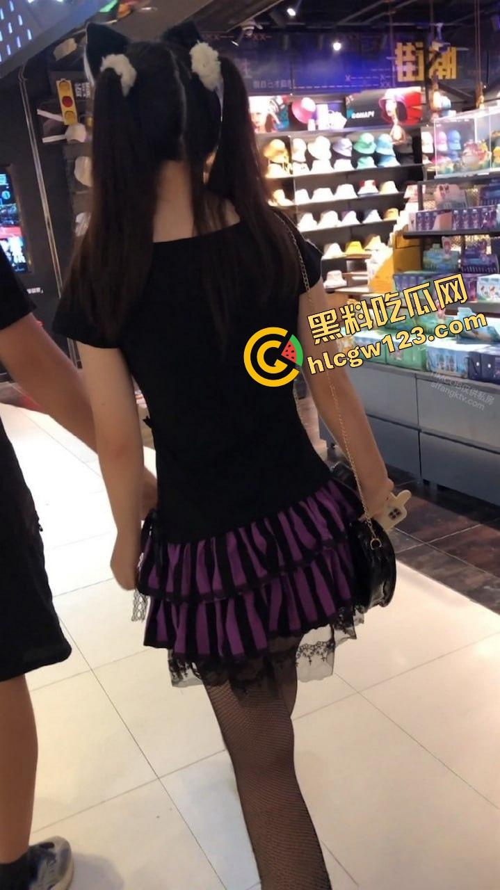 漫展三天最大骚货出现了,coser【林晚晚】兼职萝莉一身黑丝网袜,裙底真空走全场!-7