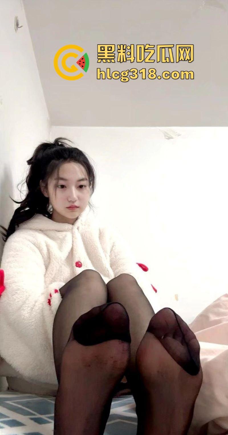 高颜值福利姬【小佳甜心】裸足擦边福利，纤美玉足撩人，散发淫荡气息，每一帧都勾人无比。-6