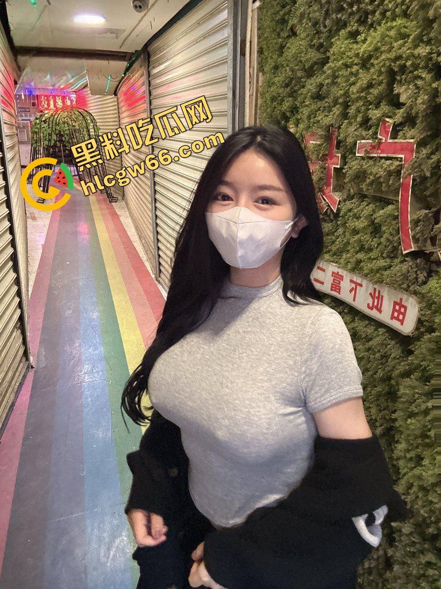 成都巨乳骚妹【顾妍妍】被金主爆操,肥嫩骚穴夹屌喷水,E奶晃得啪啪响,操到翻白眼求射脸!-1