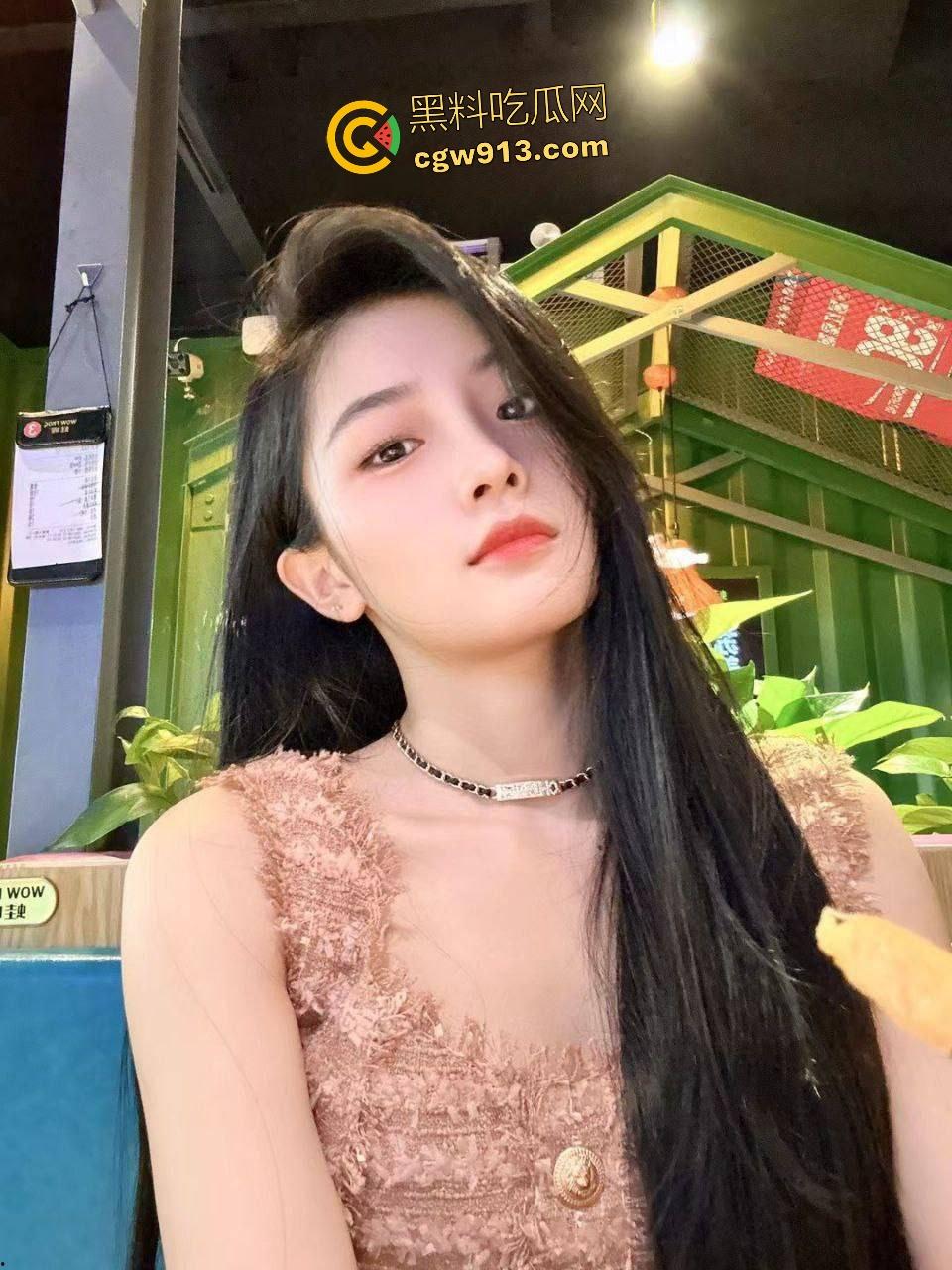 上海大学校花【邓乔馨】被金主包养!高颜值少女面无表情自慰鸡巴,口交男友画风突变眼神销魂!-1