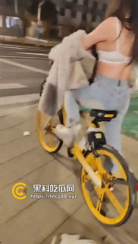 16迈雅迪追不上醉酒的燕子,运动内衣骑单车奶子乱甩,电车狼精神硬得值个赞!-1