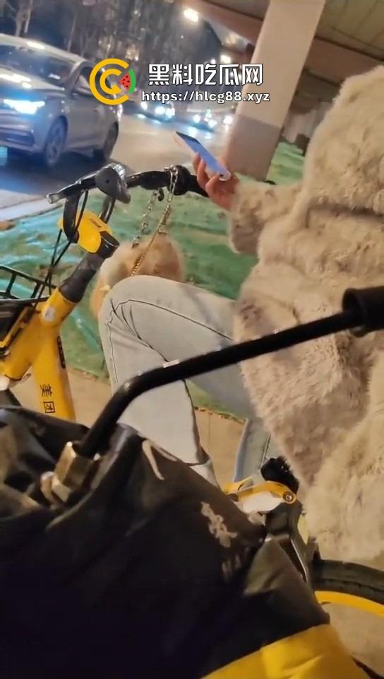 16迈雅迪追不上醉酒的燕子,运动内衣骑单车奶子乱甩,电车狼精神硬得值个赞!-2