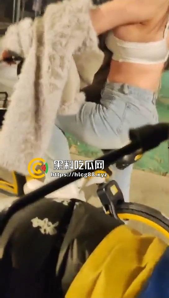 16迈雅迪追不上醉酒的燕子,运动内衣骑单车奶子乱甩,电车狼精神硬得值个赞!-3