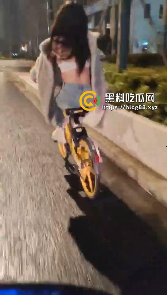 16迈雅迪追不上醉酒的燕子,运动内衣骑单车奶子乱甩,电车狼精神硬得值个赞!-6