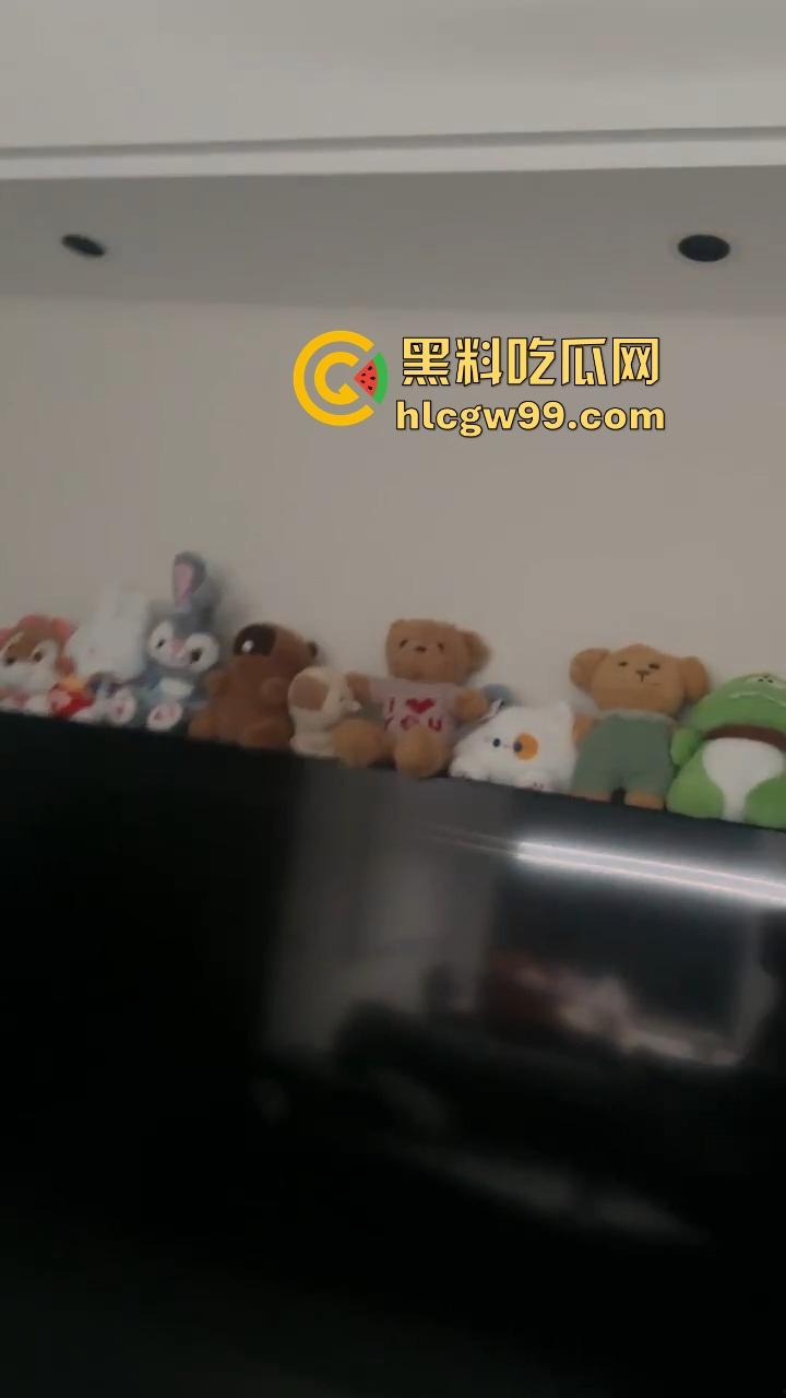 重庆情人节情人节第一抓,女友带弟弟捉奸一脚踹门,男友张史睡野鸡被抓还装淡定先莫慌,盘盘先!-2