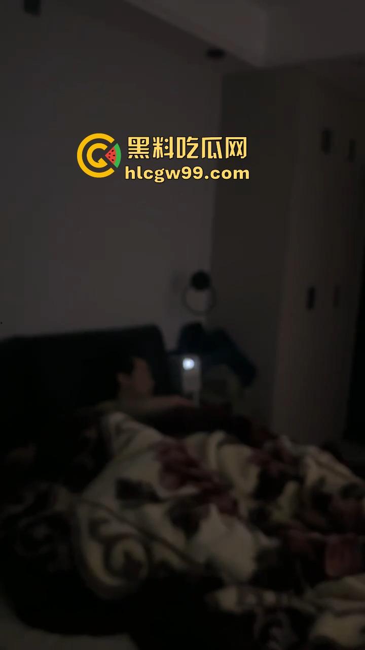 重庆情人节情人节第一抓,女友带弟弟捉奸一脚踹门,男友张史睡野鸡被抓还装淡定先莫慌,盘盘先!-3