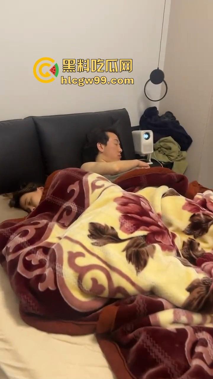 重庆情人节情人节第一抓,女友带弟弟捉奸一脚踹门,男友张史睡野鸡被抓还装淡定先莫慌,盘盘先!-4