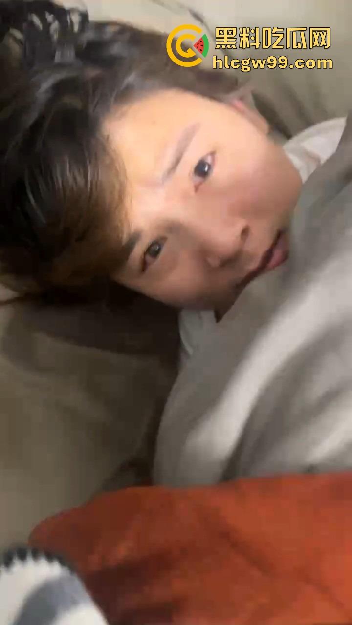 重庆情人节情人节第一抓,女友带弟弟捉奸一脚踹门,男友张史睡野鸡被抓还装淡定先莫慌,盘盘先!-10