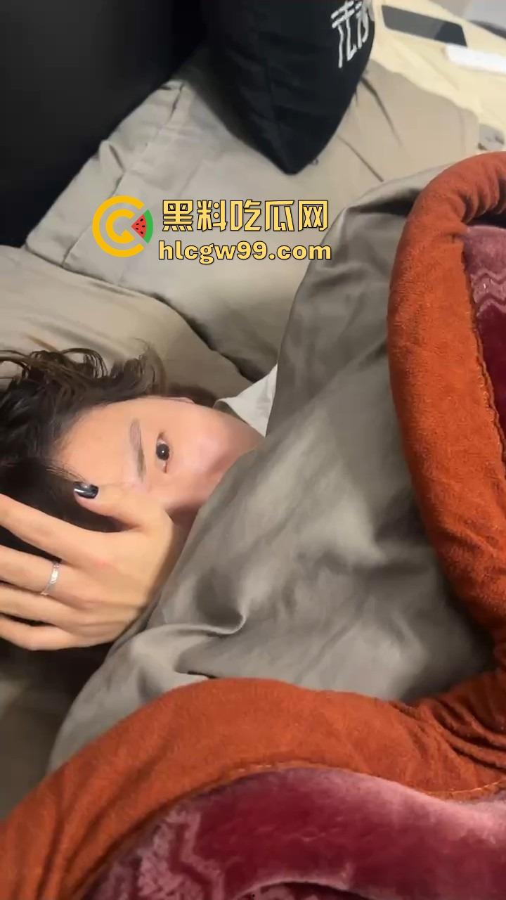 重庆情人节情人节第一抓,女友带弟弟捉奸一脚踹门,男友张史睡野鸡被抓还装淡定先莫慌,盘盘先!-11