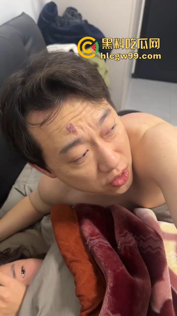 重庆情人节情人节第一抓,女友带弟弟捉奸一脚踹门,男友张史睡野鸡被抓还装淡定先莫慌,盘盘先!-12